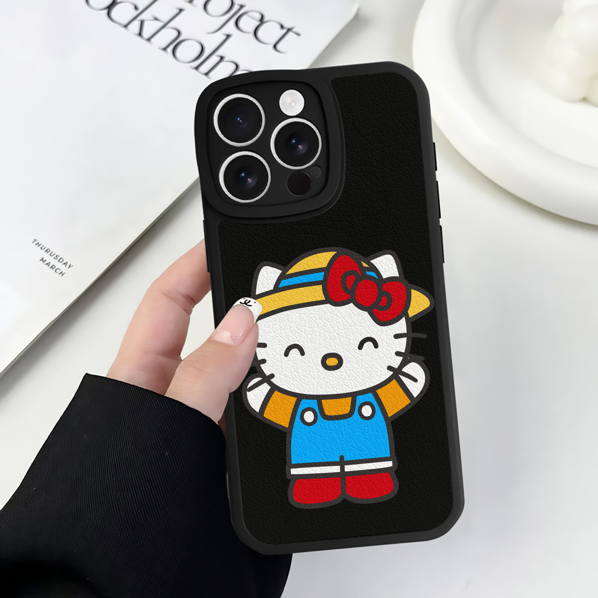 （画像用） Hello Kitty ハローキティ 【iPhone 16シリーズ対応】シリコンスマホケース（レザー調） 材質：シリコン